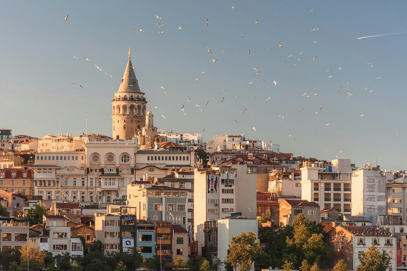 Galata Kulesi ve çevresindeki İstanbul binaları